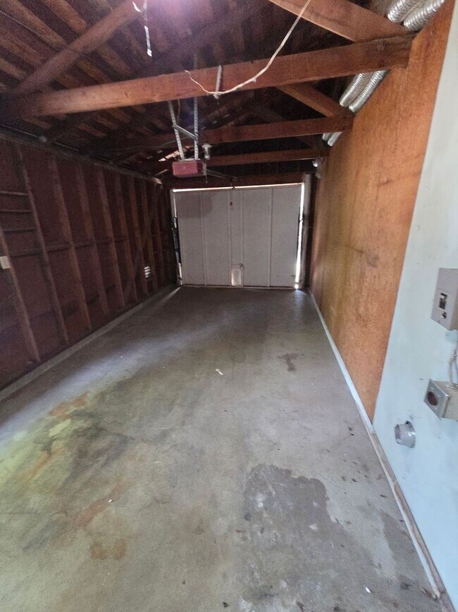 Building Photo - Quaint 2 Bedroom Duplex