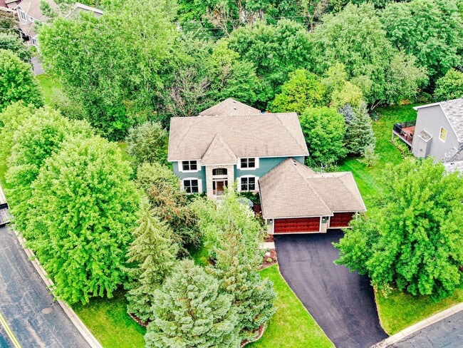 Building Photo - Immaculate 5 Bedroom 4 Bath in Chanhassen - Available August 1st.