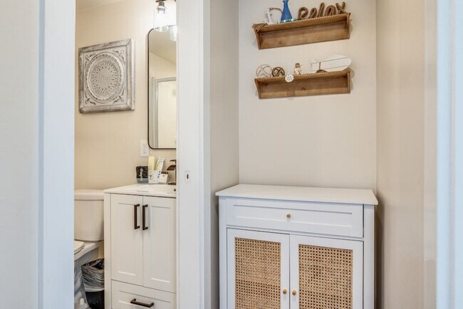 Building Photo - 6404 47th Ave SW