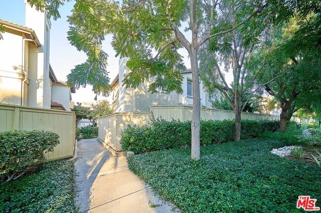 Building Photo - 915 Somerville