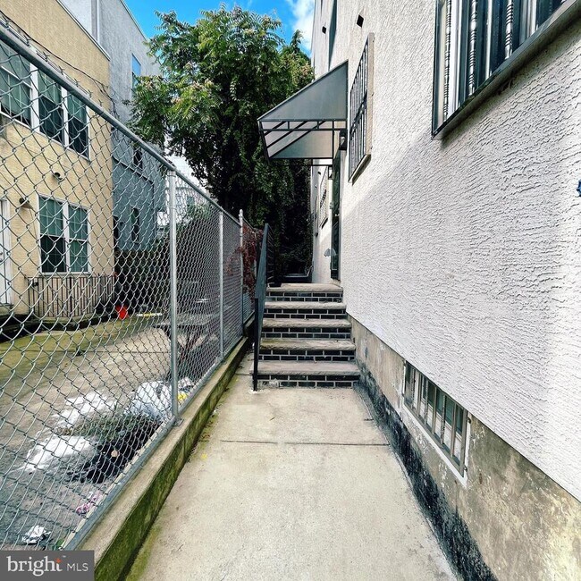 Building Photo - 1306-8 N Carlisle St