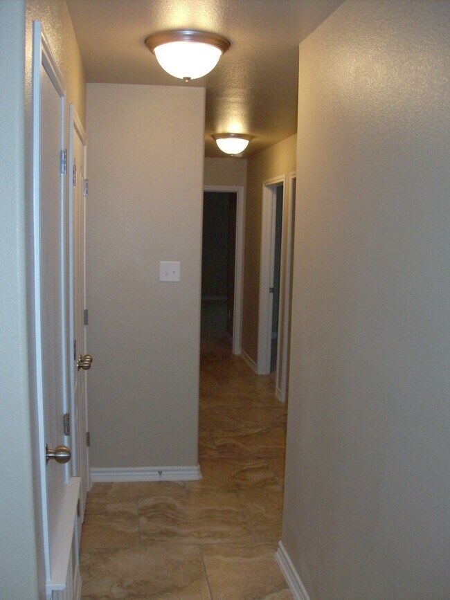 Building Photo - 5605 Settlers Ct