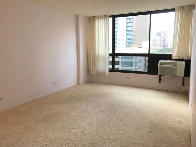 Building Photo - Royal Capitol Plaza 1 bedroom unit