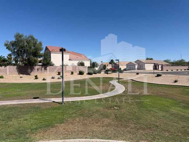 Building Photo - 923 E Monterey St