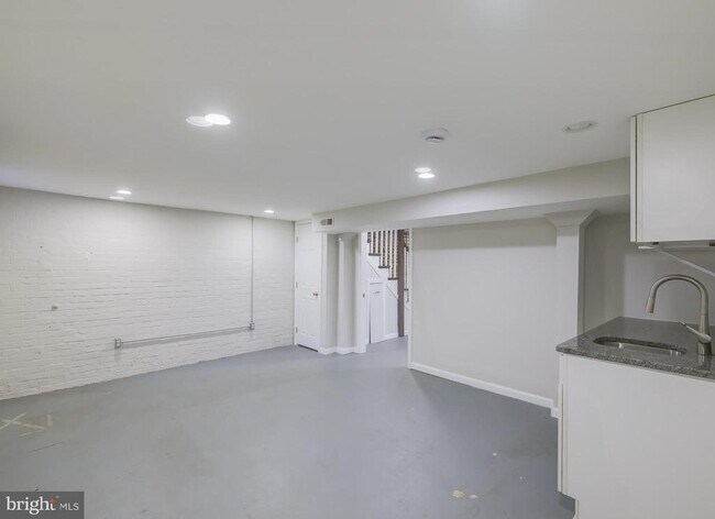 Building Photo - 1900 Q St SE