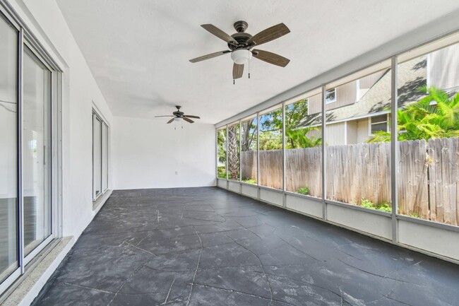 Building Photo - 695 Sunset Dr