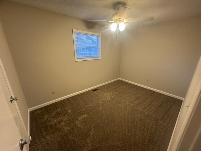 Building Photo - Adorable 2 Bed 1 Bath Duplex, Available Now!