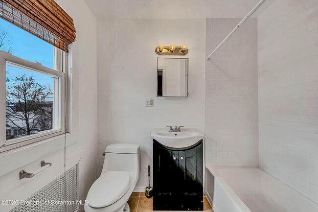 Building Photo - 208 E Warren St