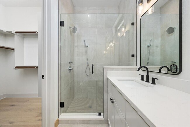 Building Photo - 4010 Valley View Rd