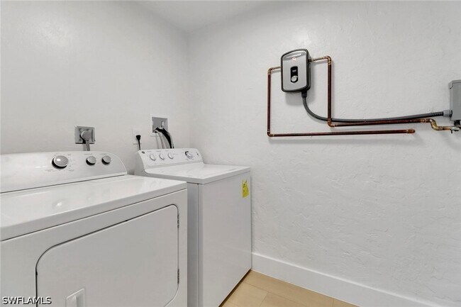 Building Photo - 4525 Fluvia Ave