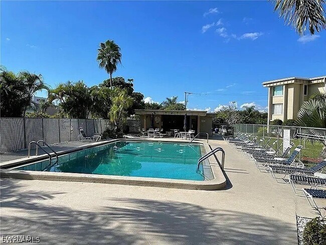 Building Photo - 2264 Winkler Ave