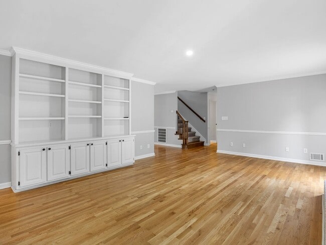 Building Photo - Luxury Living Awaits in this 6 Bedroom, 5 Bathroom Home – Elegant Comfort in a Prime Location