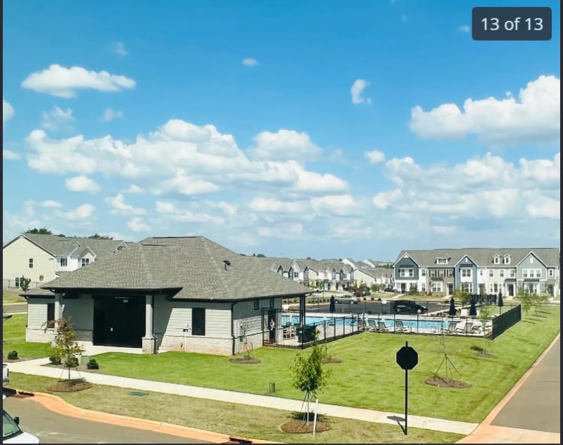 Building Photo - 15620 Country House St