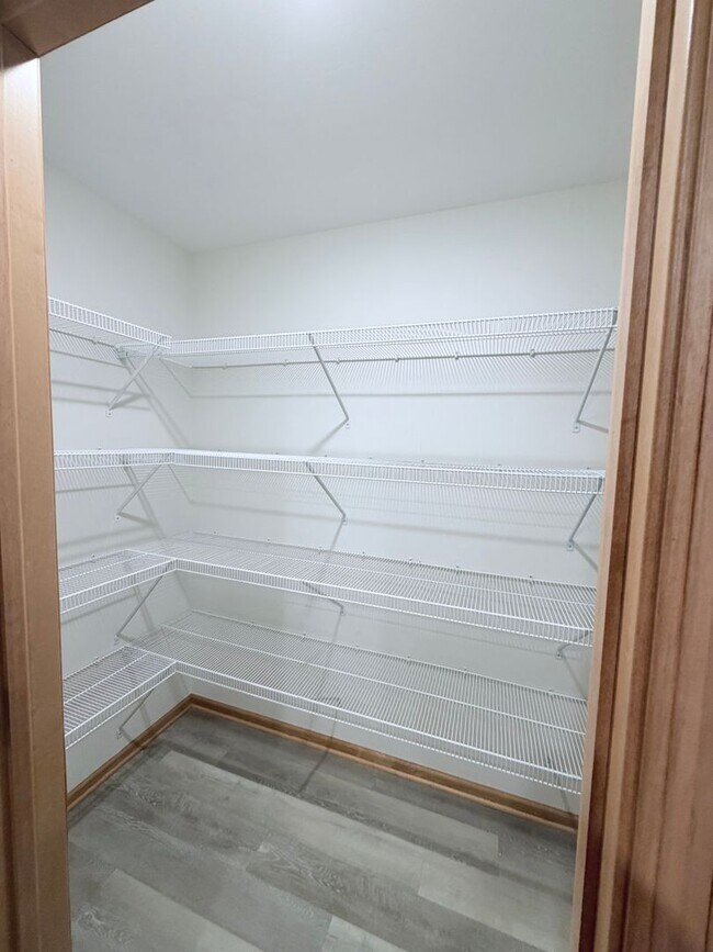 Building Photo - 2 Bed / 2 Bath Apartment in Madison, WI 53579