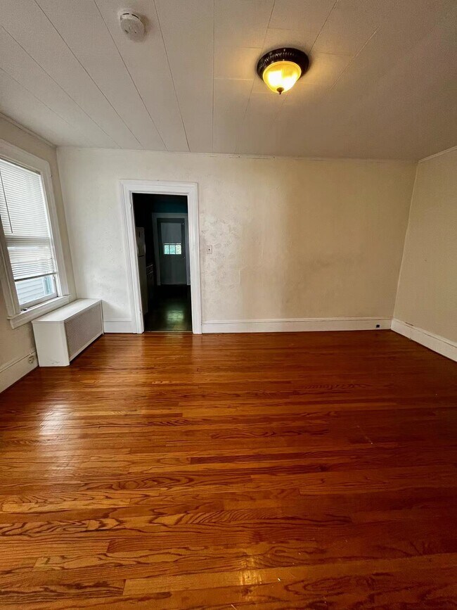 Building Photo - 1745 Sanderson Ave