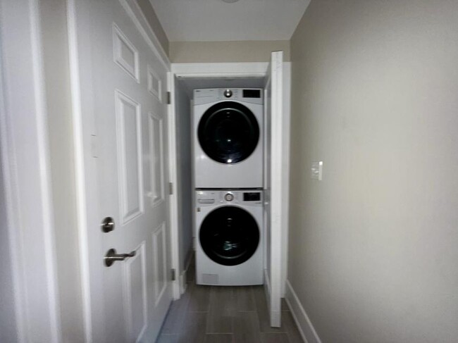 Building Photo - 2 bedroom in Chicago IL 60610