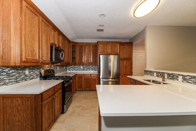 Building Photo - 5912 Hillview Dr