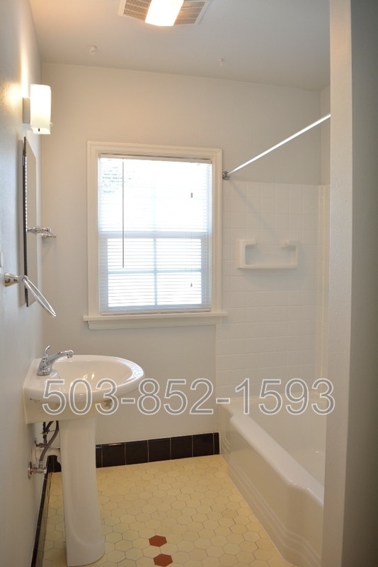 Building Photo - 5034 SE 75th Ave