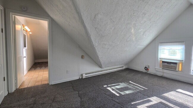Building Photo - 2047 Lawrence Ave