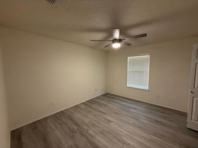 Building Photo - 4 Bed Brick Home! Zia School District! - Pets Welcome!!!