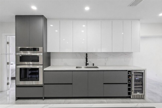 Building Photo - 8014 NW 101st Ave