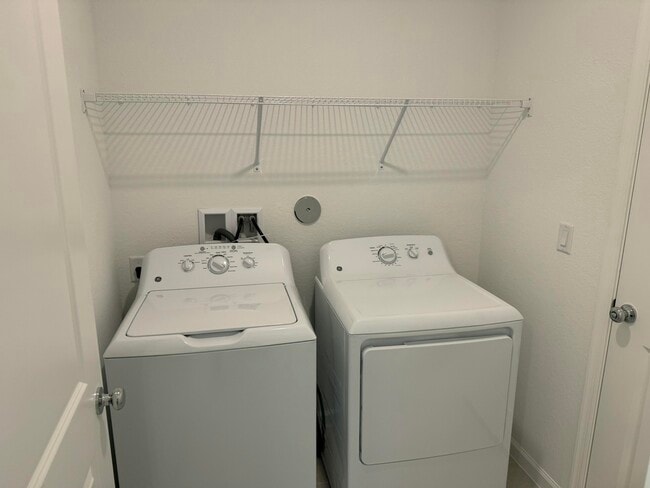 Building Photo - 673 Carlyle Wy