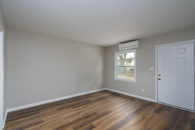 Building Photo - 745 Arbor St NE