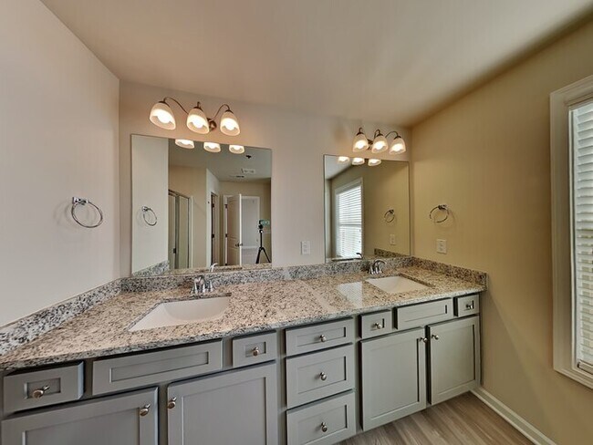 Building Photo - Beautiful Townhome 3 Bedroom 2.5 Bath Located in Canton, GA!!