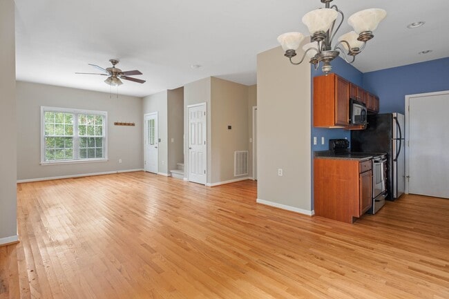 Building Photo - 3 Bedroom 1.5 bath house close to West Ash...