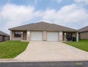Building Photo - 305 Cedar Ridge Dr