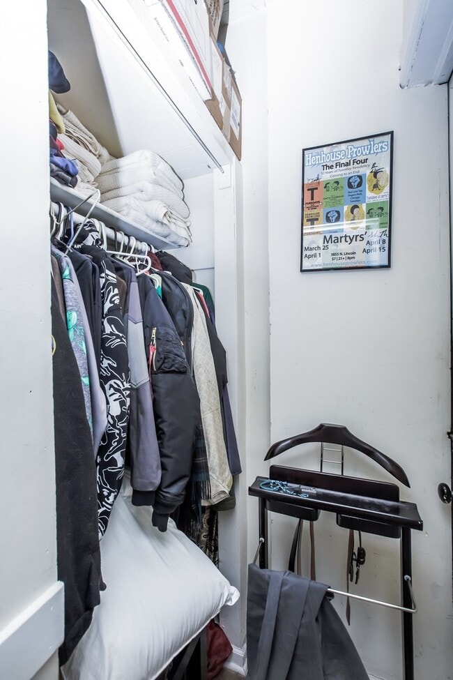 Building Photo - Spacious 1bedroom/1bath unit in Bucktown! Central Air, Dishwasher, FREE Laundry! Near Metra!