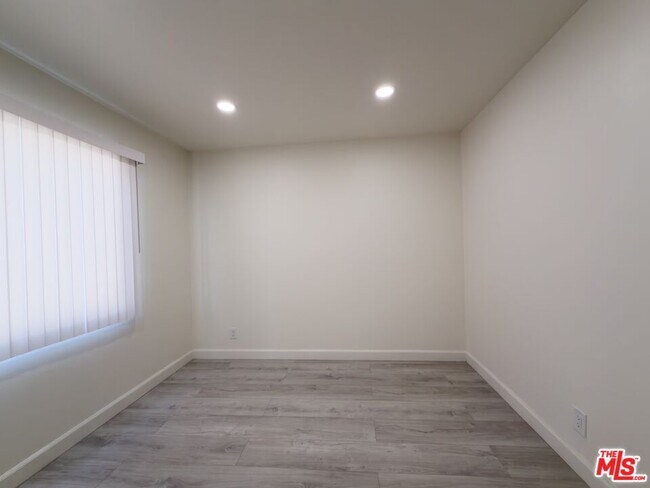 Building Photo - 2708 Arizona Ave