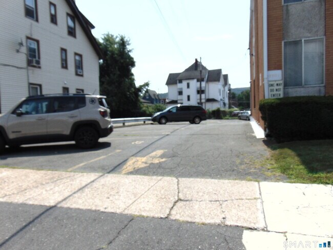Building Photo - 87 Meadow St