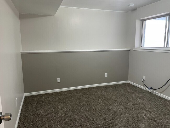 Building Photo - 5 Bedroom/2 Bathroom House in Layton