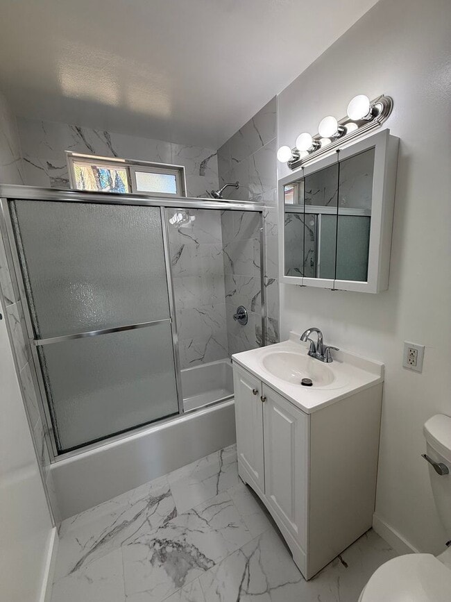 Building Photo - Updated Redwood City Home! New Bath, Fresh...