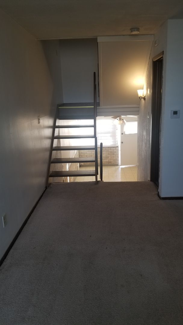 Building Photo - Milwaukee Condo Available Now!