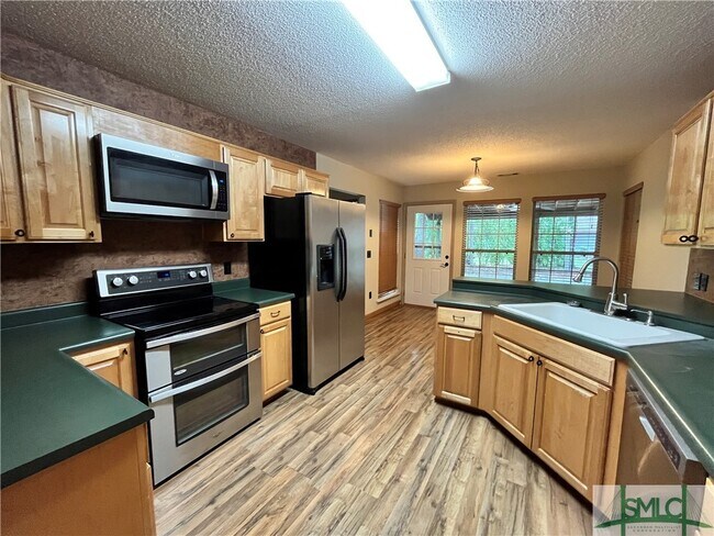 Building Photo - 233 Wild Rose Dr