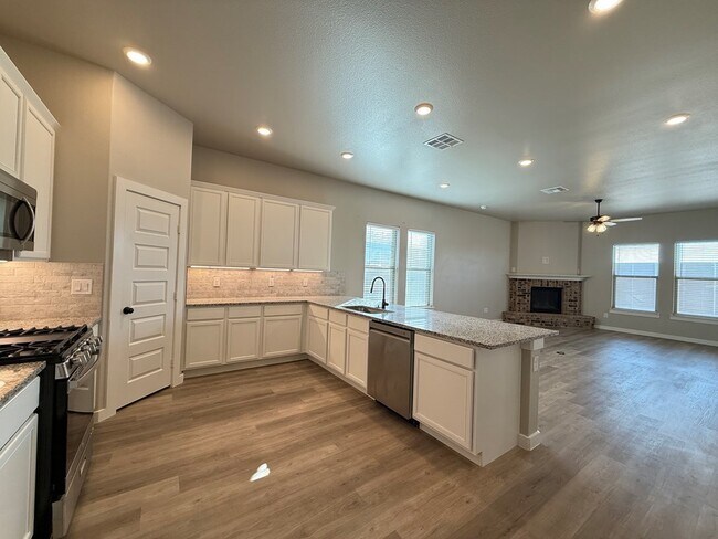 Building Photo - 6101 Poppy Dr