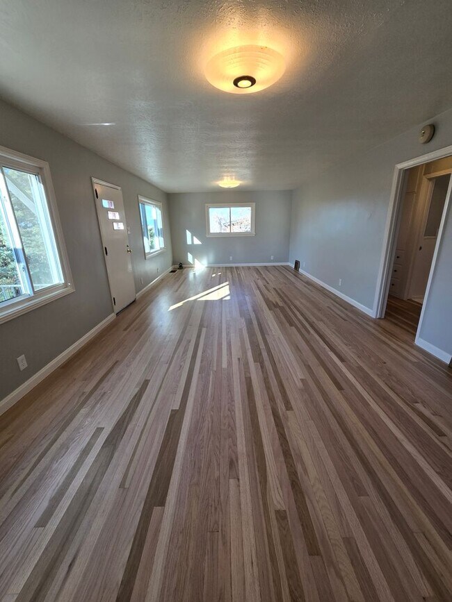 Building Photo - Remodeled Ranch Home