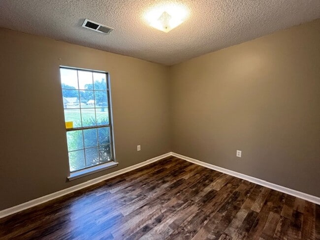 Building Photo - Renovated 3 Bedroom 2 Bath Home for Rent!