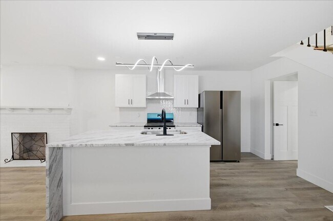 Building Photo - 1038 N Parker Ave