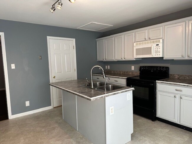 Building Photo - Welcome to this 3 bedroom, 1.5 bathroom to...