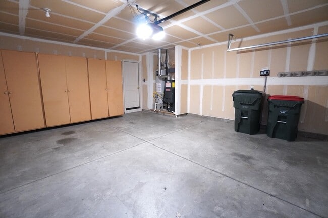 Building Photo - 1445 W Silver Salmon Dr