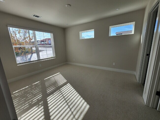 Building Photo - Modern 3 Bedroom 3.5 Bath Home in Nations