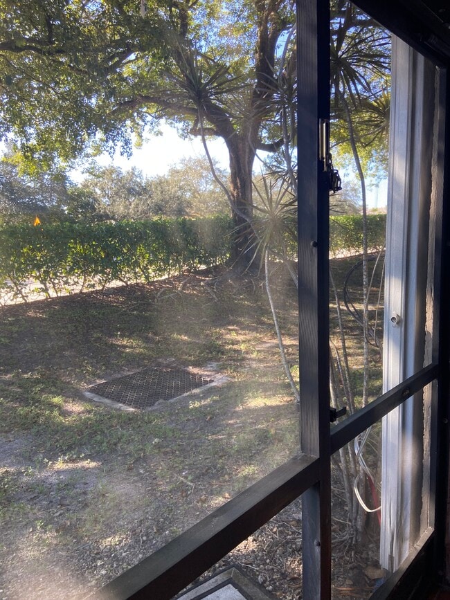 Building Photo - 9641 Riverside Dr