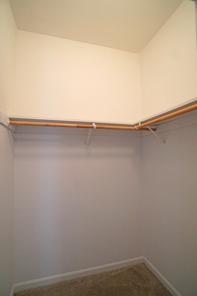 Building Photo - 3 bedroom, 2 bathroom condo with great flo...