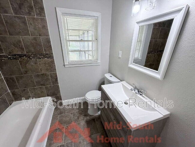 Building Photo - 1603 Delano Ave