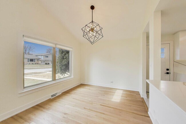 Building Photo - 909 S Waverly Ave