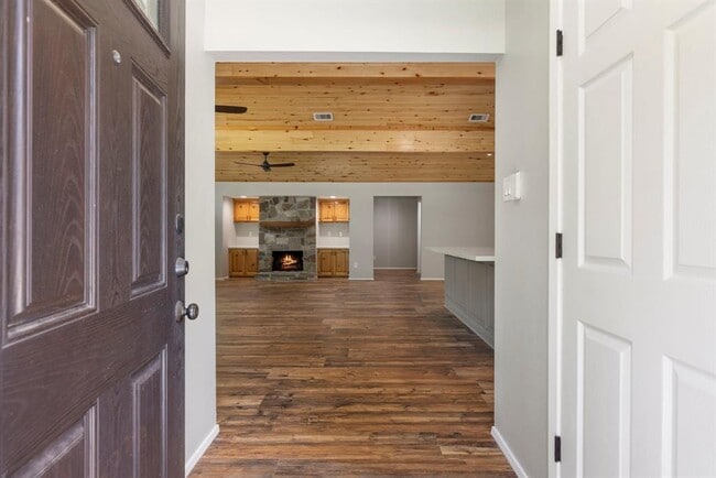 Building Photo - 21 Riverbank Dr