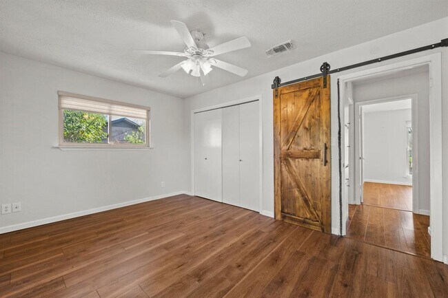 Building Photo - 605 Apache Trail